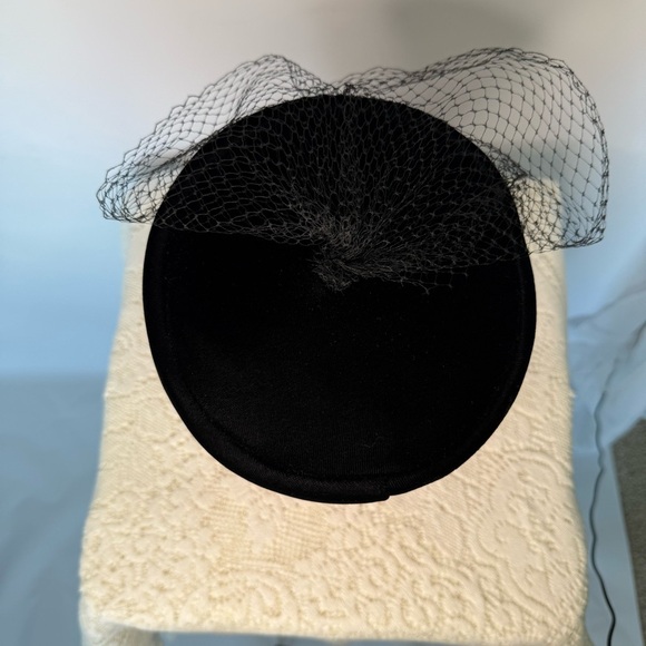Vintage Elegant Black Veiled Hat Union Made in the USA - Picture 9 of 12